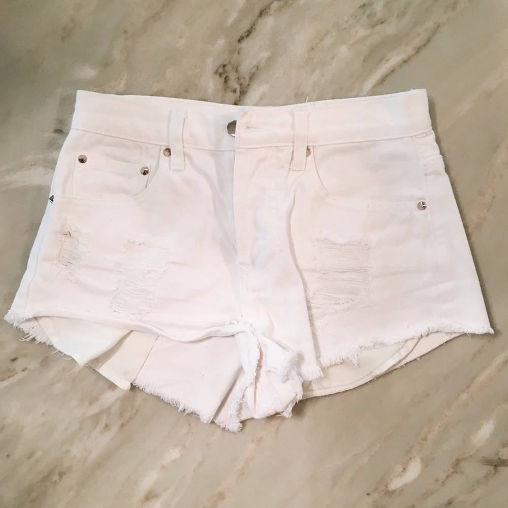 WHITE RIPPED SHORTS